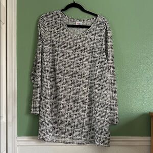 NWT LuLaRoe Black and White Plaid Elizabeth Top